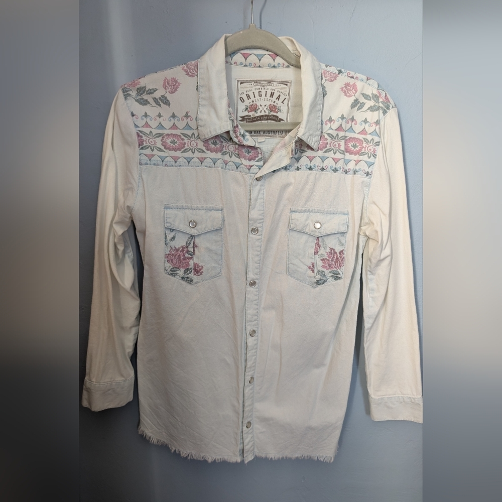 ✨ Spell Pandora Chambray Pearl Button Down Shirt - Picture 2 of 7